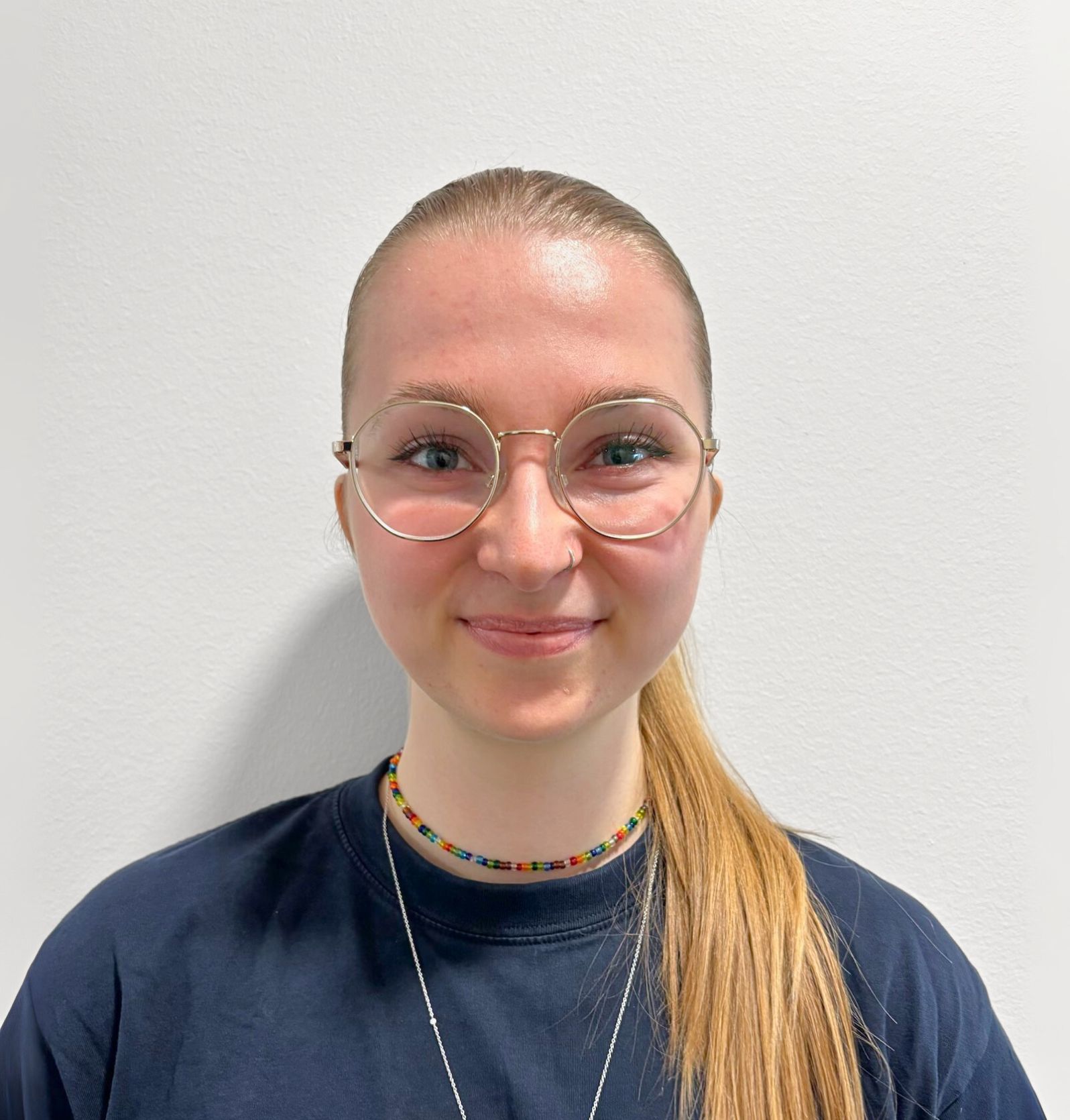 Træningsvejleder-Ronja - AllerødFys Portrætbillede af Allerød Fys træningsvejleder og massør Rasmus Emil Grue.