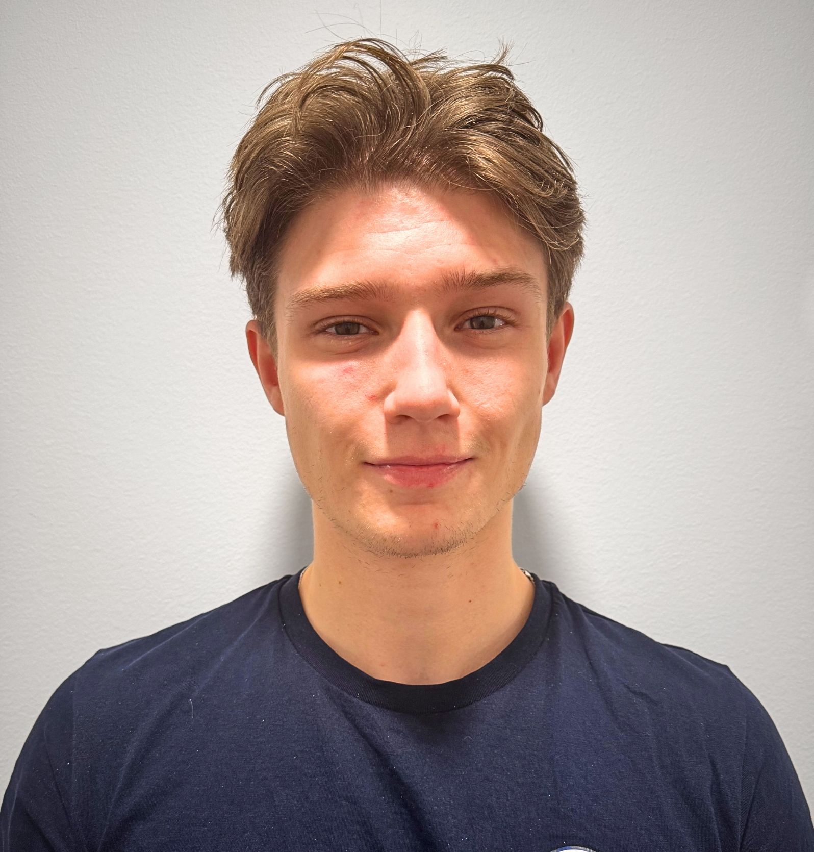 Fysioterapeut-studerende-Jonas - AllerødFys Portrætbillede af Allerød Fys træningsvejleder og massør Rasmus Emil Grue.