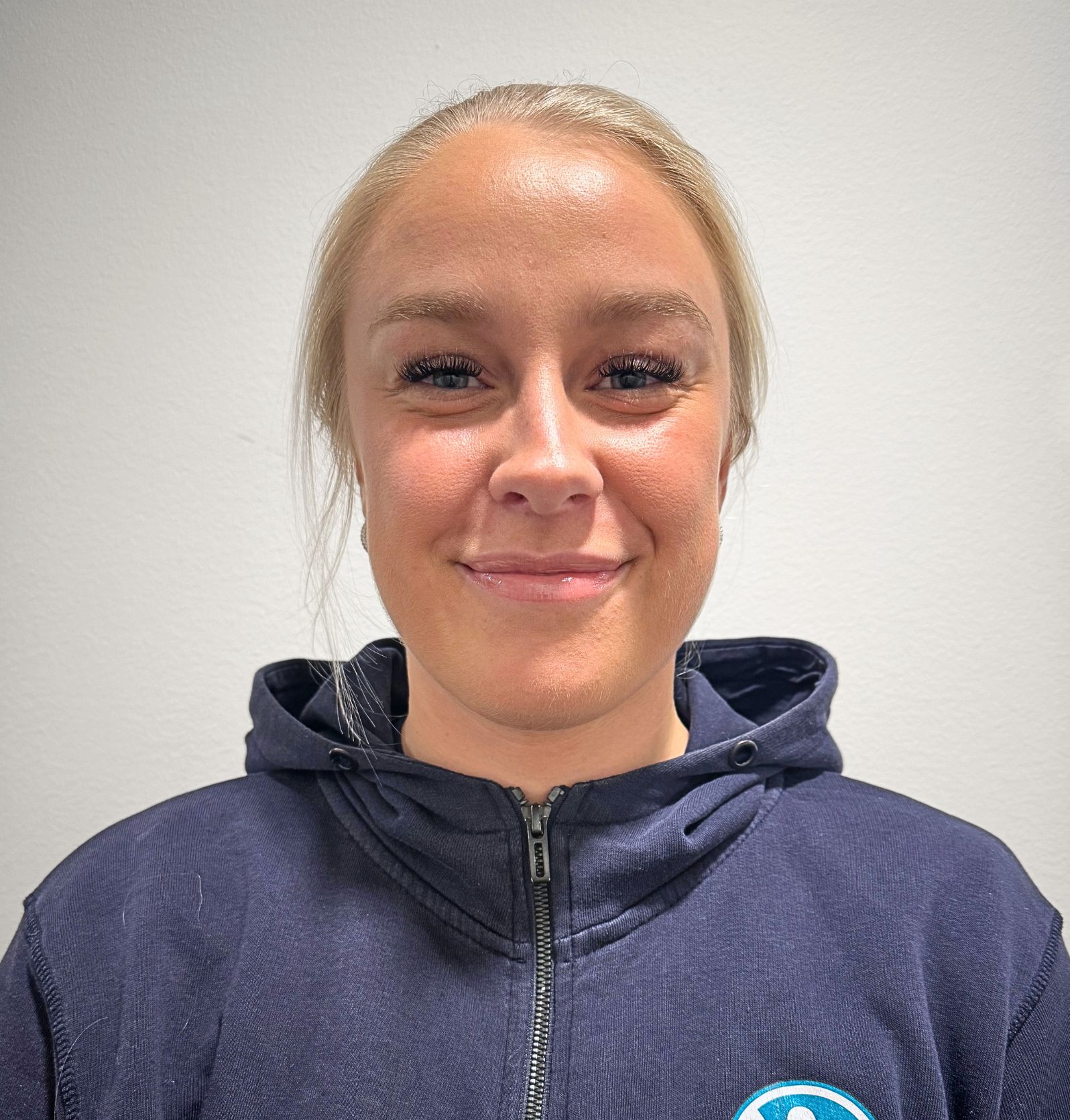 Fysioterapeut-studerende-Josephine - AllerødFys Portrætbillede af Allerød Fys træningsvejleder og massør Rasmus Emil Grue.